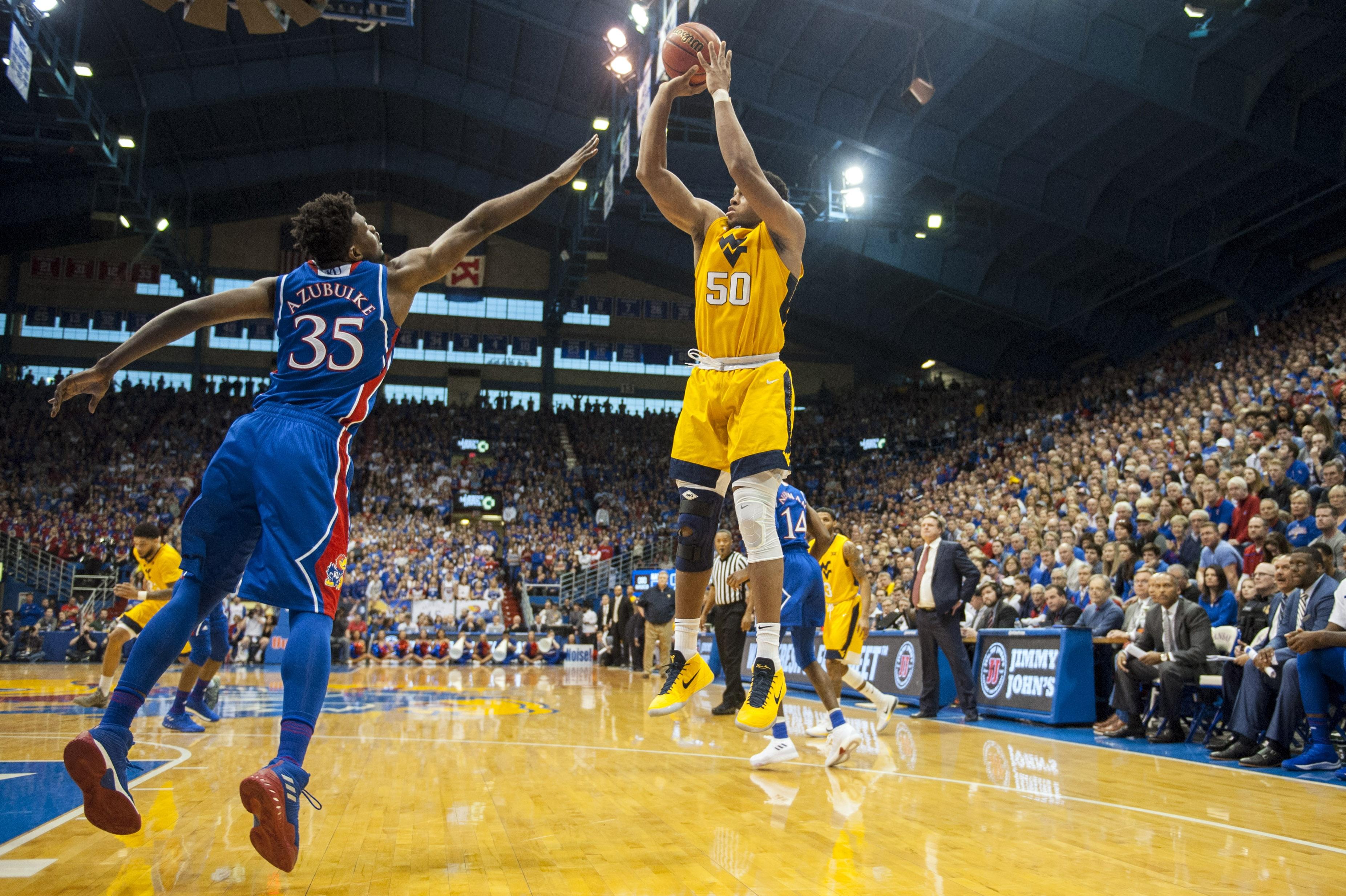Kansas' Udoka Azubuike defends West Virginia's Sagaba Konate